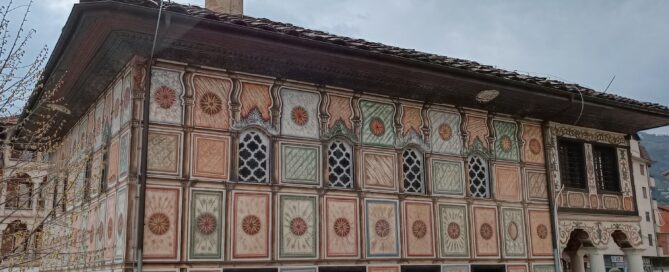 Facciata colorata della Moschea Dipinta di Tetovo, decorata con motivi floreali e geometrici ottomani